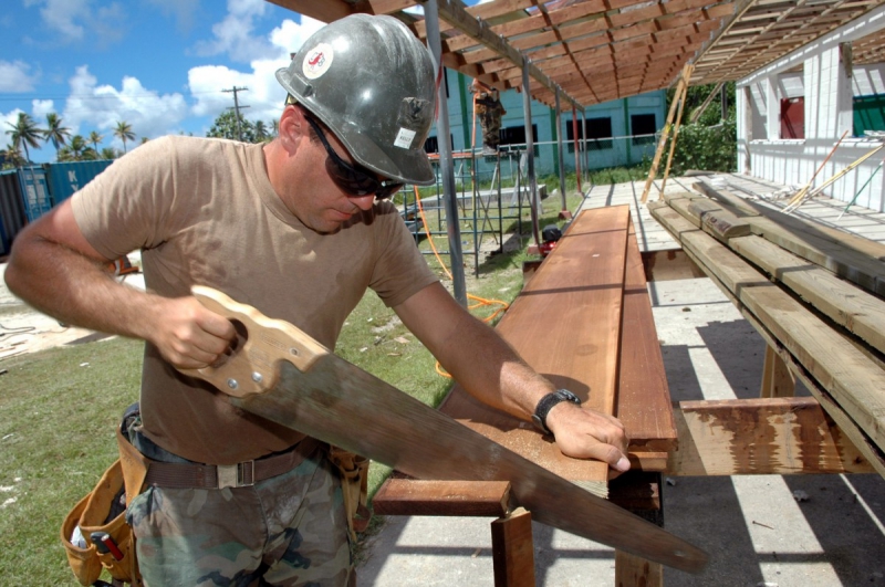 menuisier-RIGAUD-min_worker_construction_building_carpenter_male_job_build_helmet-893290